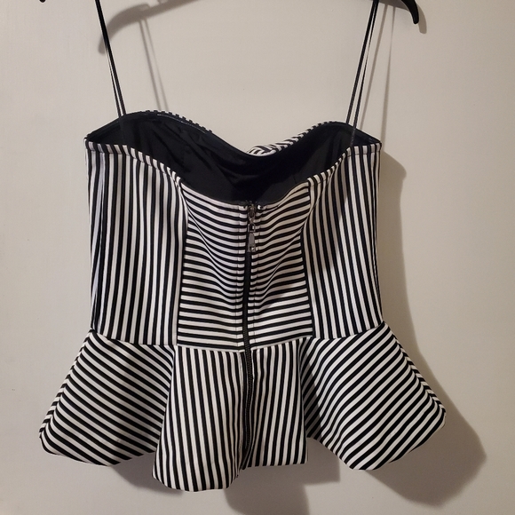 Guess halter top - Picture 2 of 2